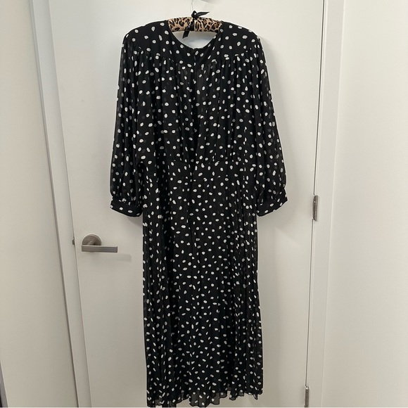 ASOS Design Curve Pleated Batwing Midi Dress in mono Splodge Print - Picture 7 of 9